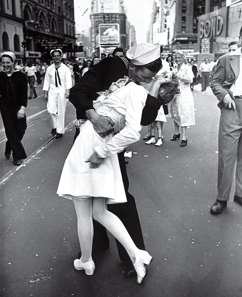 Le baiser fougueux d’un marin et d’une jeune femme